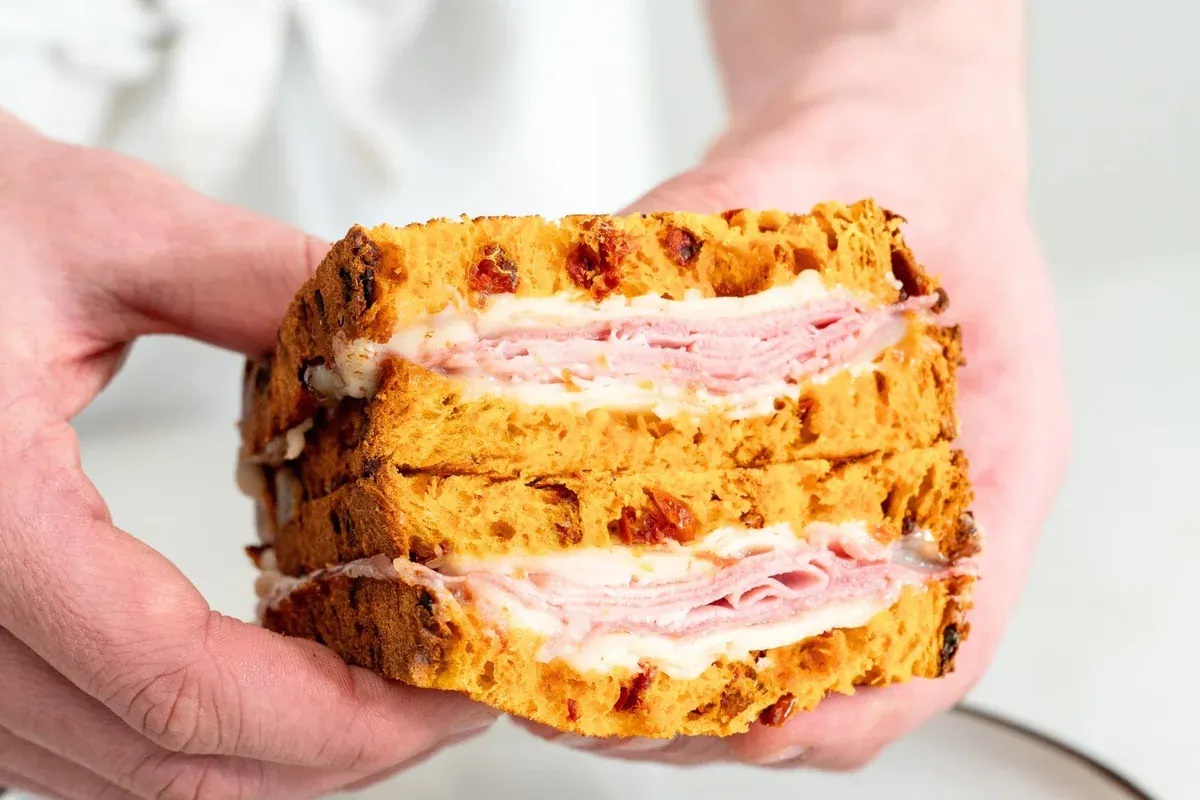 Panino gourmet con panettone salato, prosciutto e formaggio Olivieri 1882